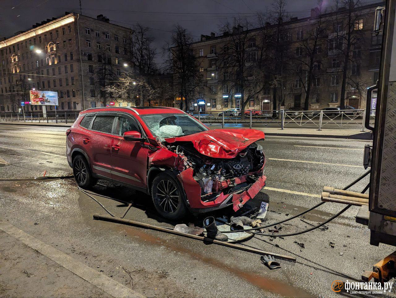Автомобиль протаранил сотрудников Водоканала, работавших на Ленинском