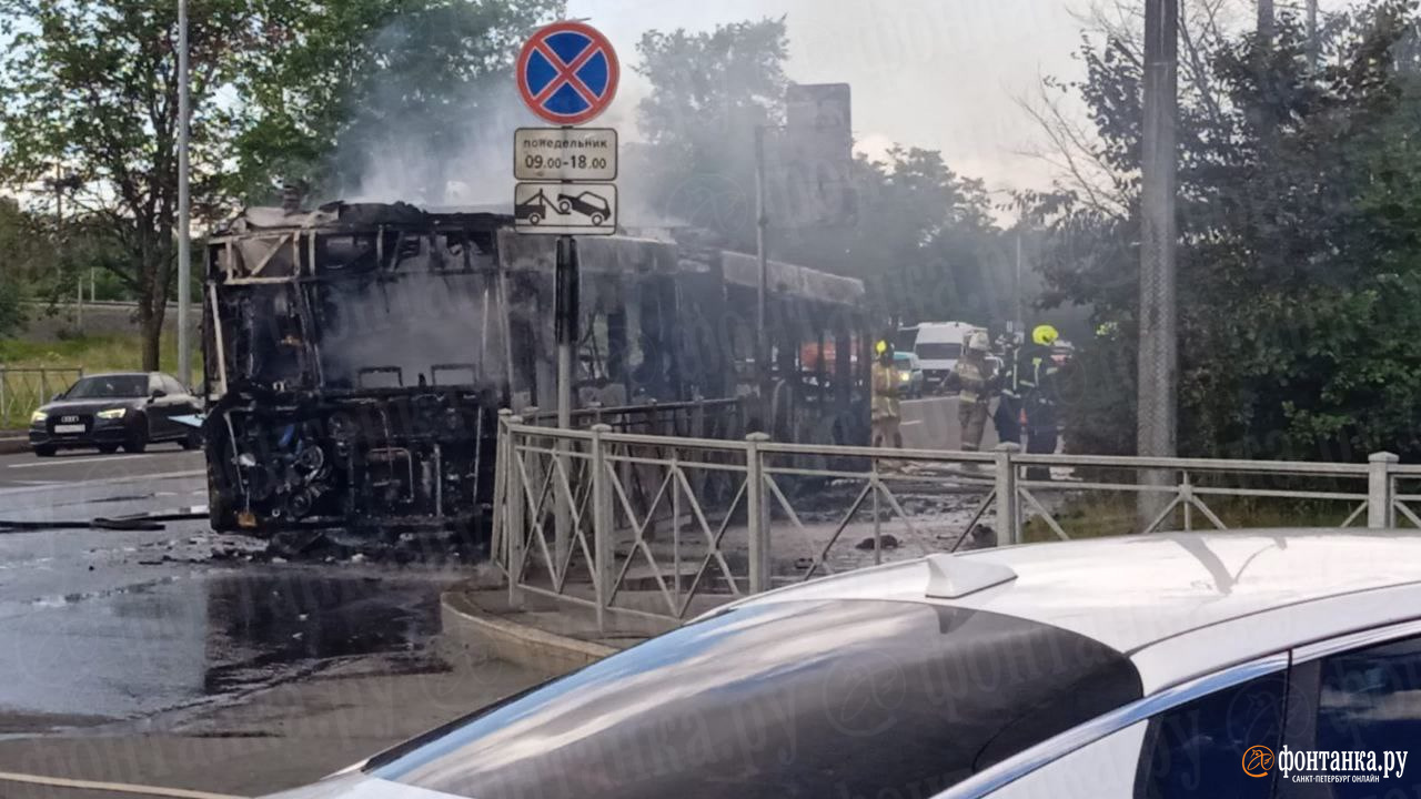 Автобус-гармошка сгорел у остановки на Белградской улице | 04.07.2023 |  Санкт-Петербург - БезФормата