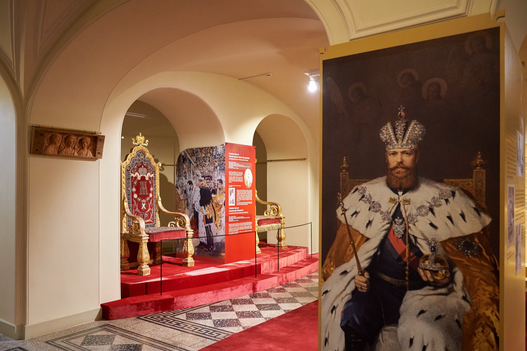 Херувим с секретом и 6 царских тронов — чем удивляют церковь и новые залы в Гатчинском дворце после реставрации