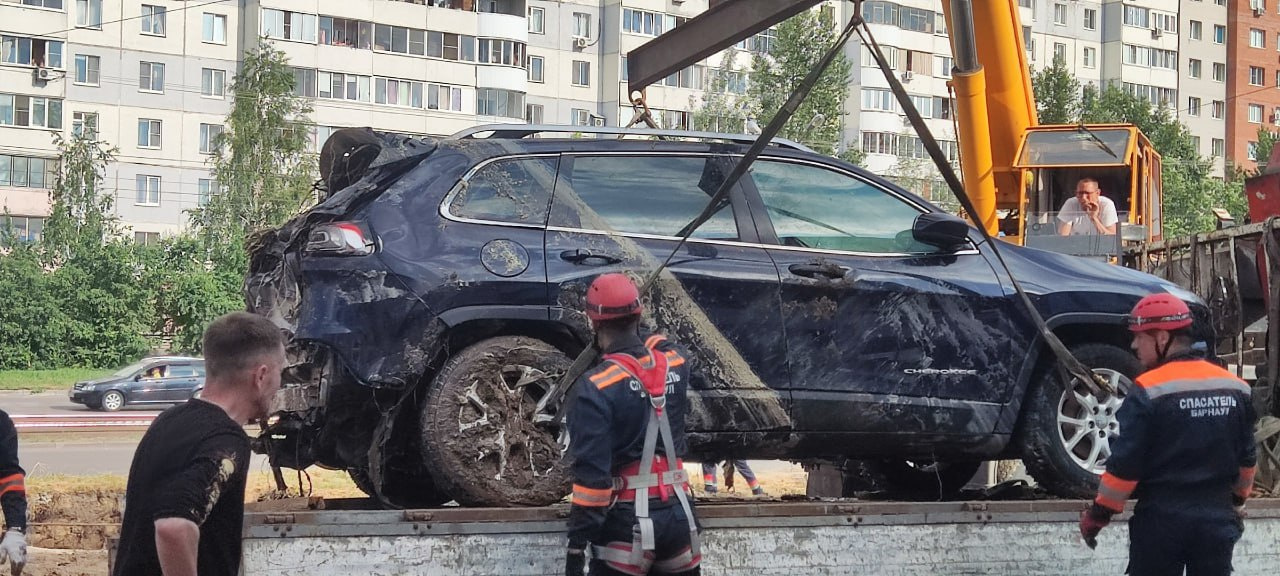 Достали и отмыли. Как вытаскивали автомобиль, который ушел под землю в Барнауле — видео
