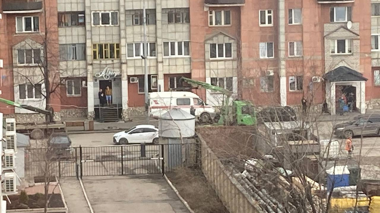 В Перми от ЗАГСа Ленинского района эвакуировали машину скорой помощи. Фото