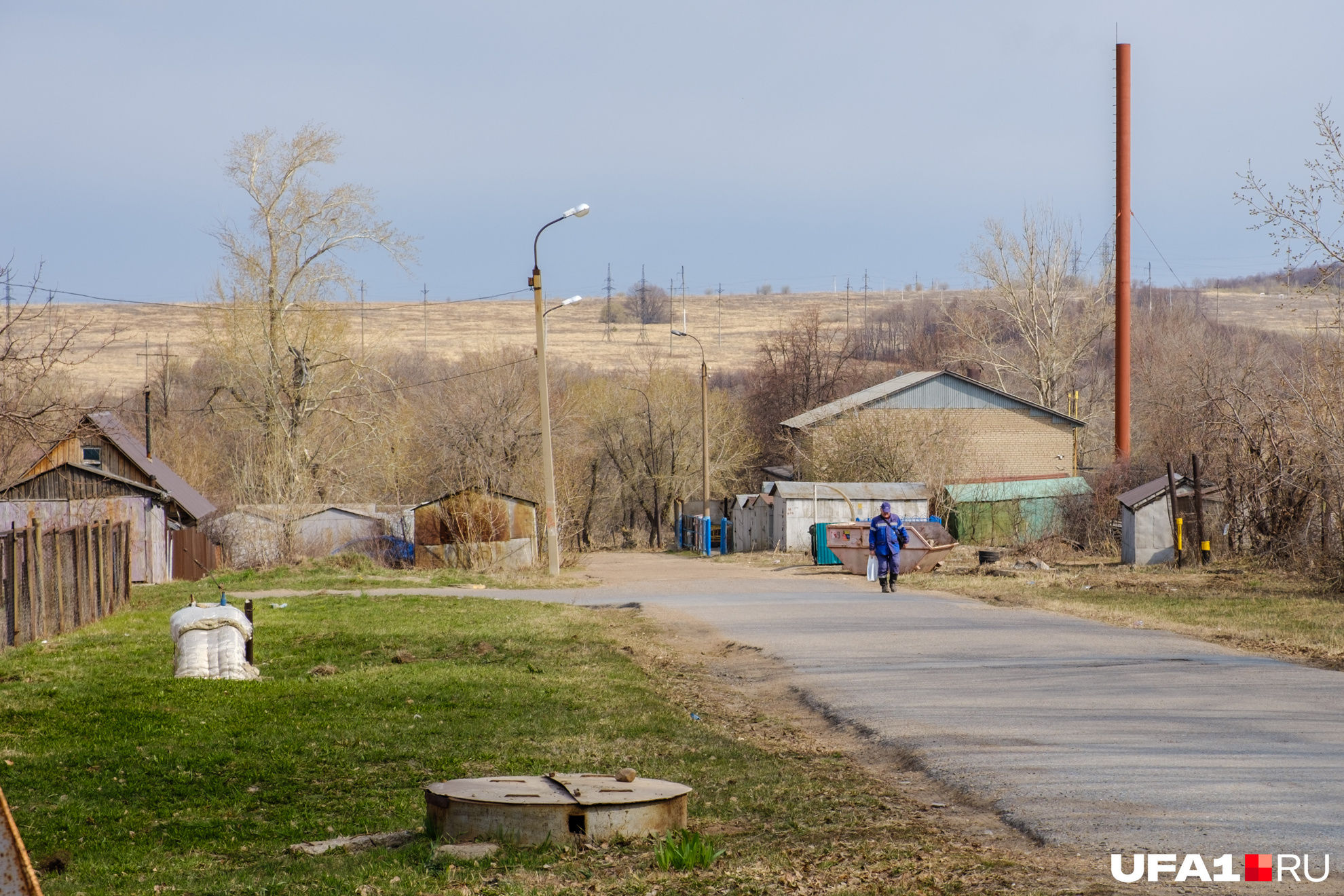 На другой стороне поселка находится бескрайнее поле