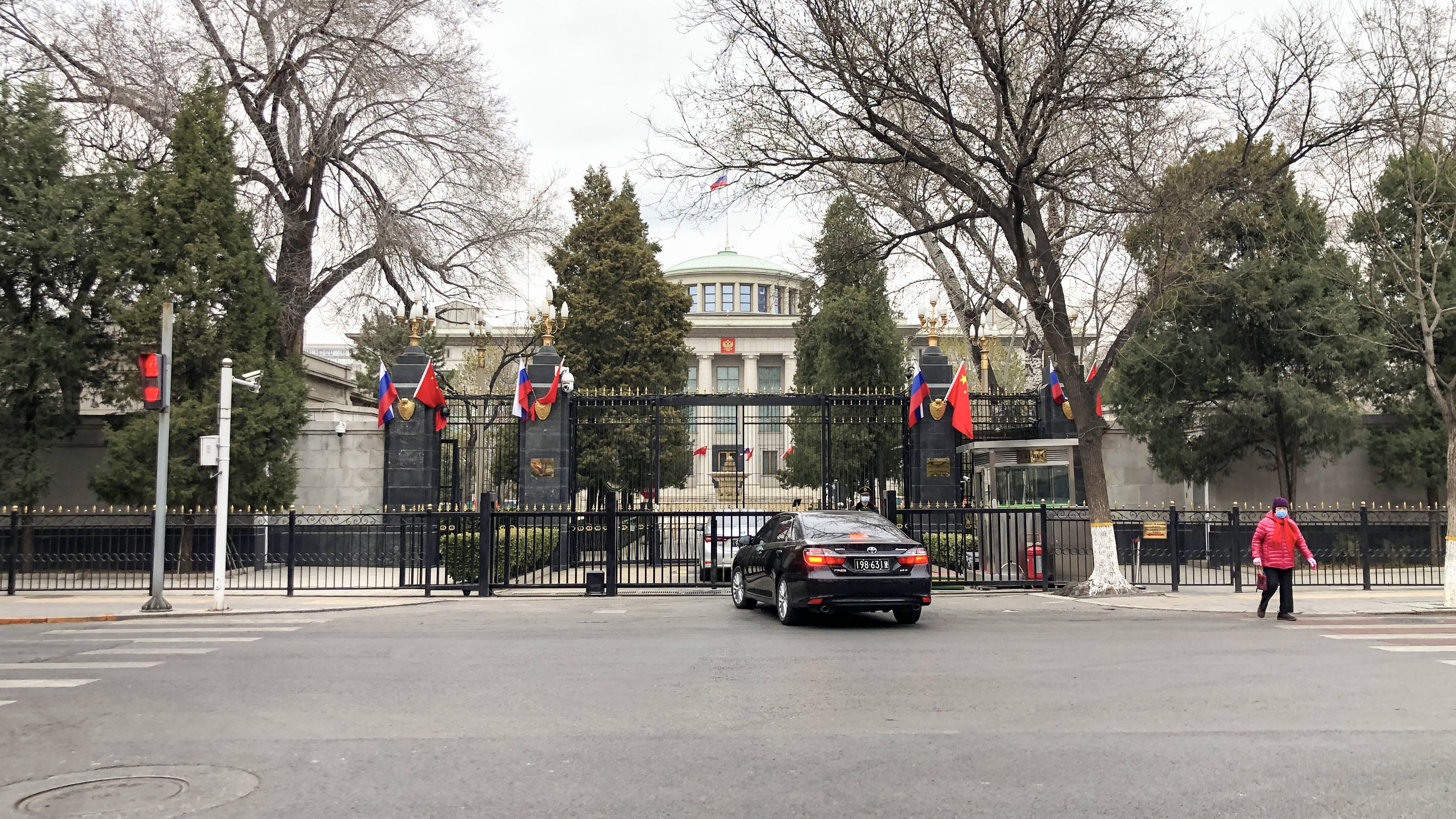 Колючая проволока, Путин и бронированные стёкла. Как российский студент оказался в Посольстве РФ в Китае