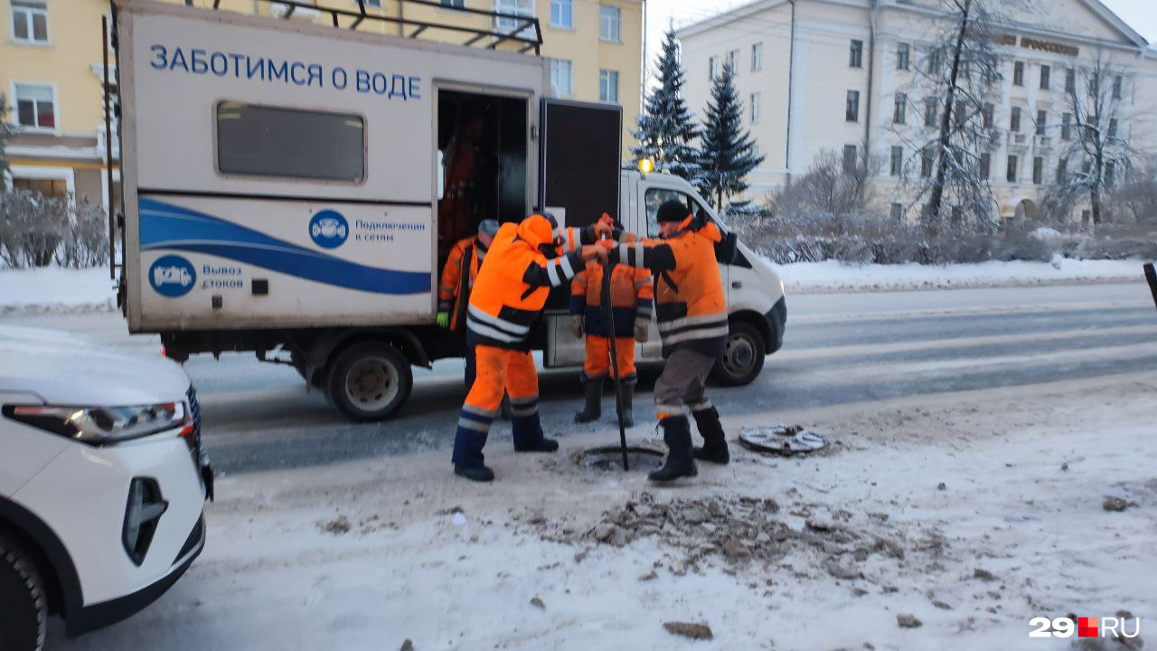 В центре Архангельска залило водой дорогу: как выглядит место аварии, где  теперь не проехать | 03.01.2024 | Архангельск - БезФормата