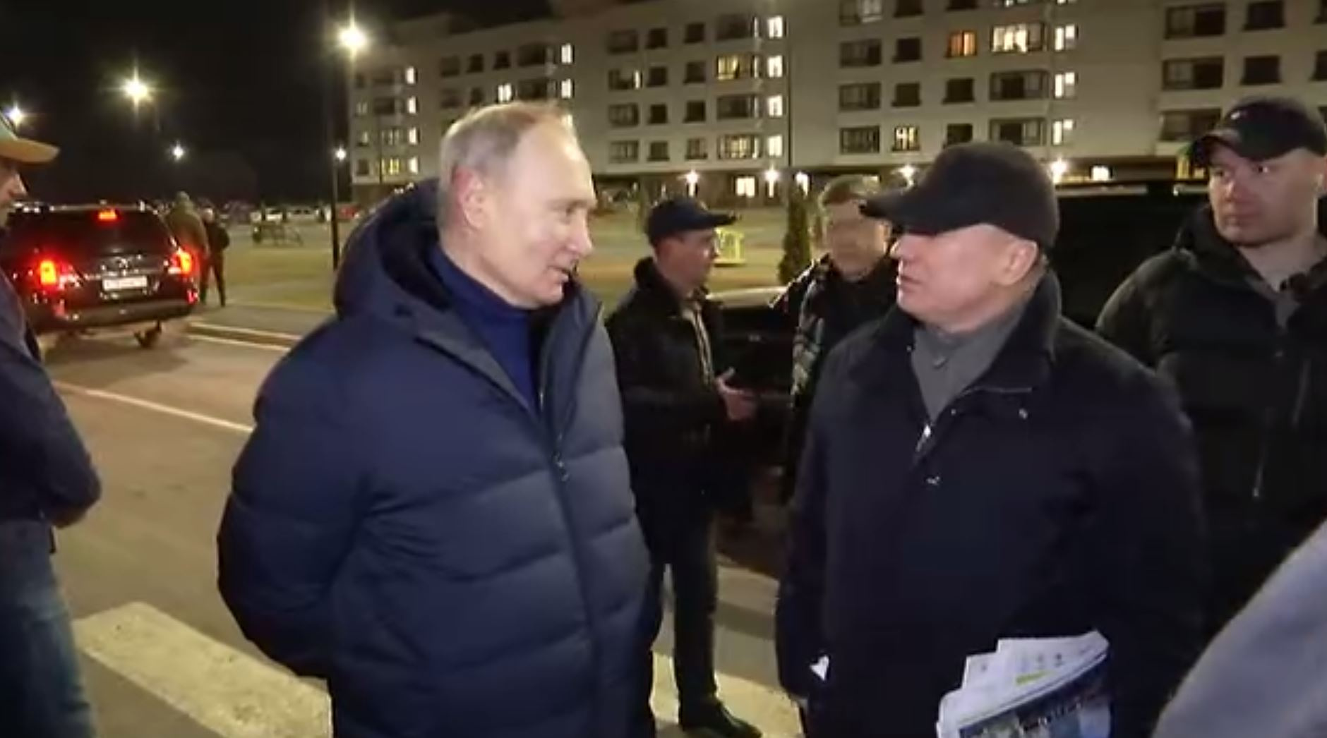 В Мариуполе Путин поговорил с местными жителями
