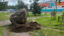 В Архангельске поставили огромный камень на тротуаре. Власти объяснили, зачем он нужен