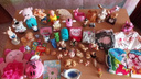 «Всего 242 порося»: сибирячка продает коллекцию игрушечных свиней — она хочет за нее 100 тысяч