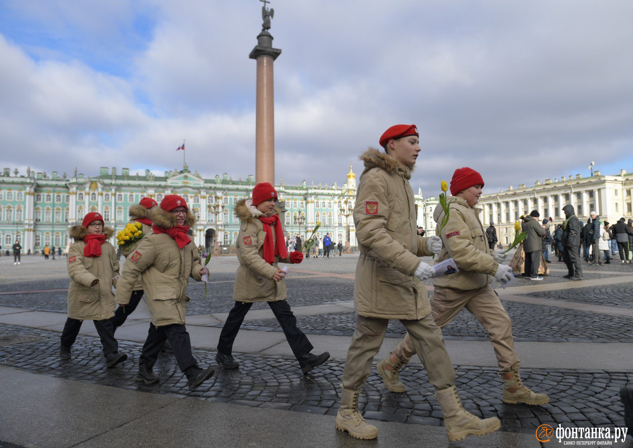 В Петербурге военные дарят женщинам цветы - 8 марта 2024 - ФОНТАНКА.ру