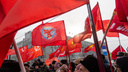 В центре Новосибирска собралась толпа с красными флагами — объясняем, что происходит