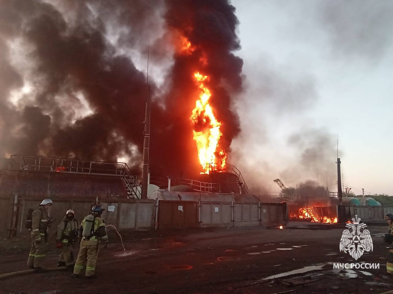 Пожар на складе ГСМ в Уфе тушат с земли, с воды и с железной дороги