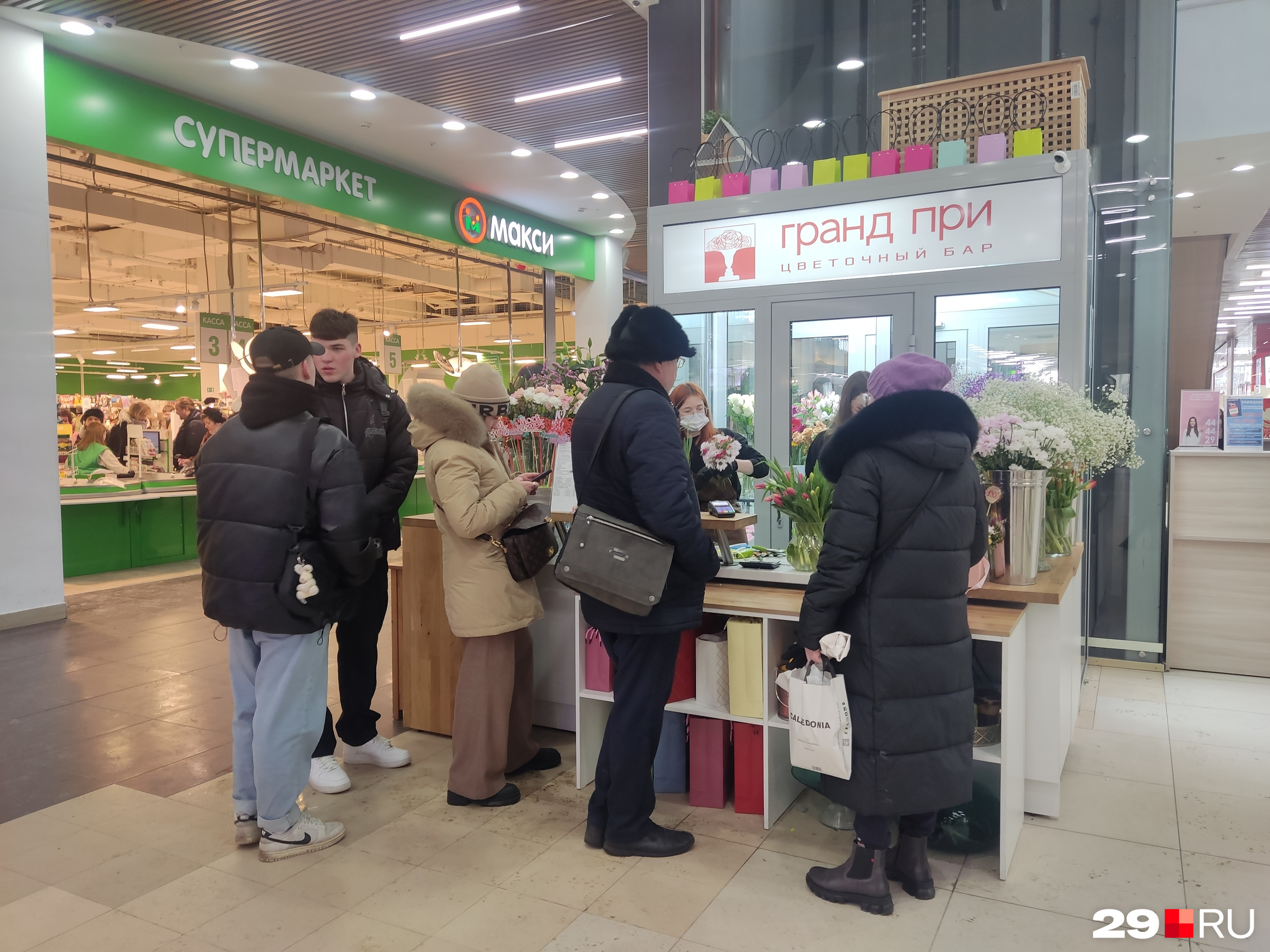 Вечером 7 марта здесь было много посетителей Вечером 7 марта здесь было много посетителей