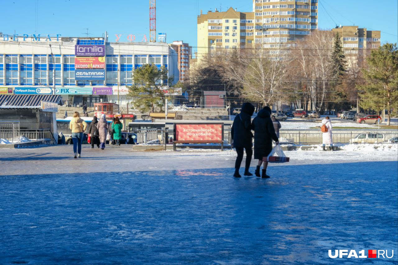 Особенно неприятно было бы поскользнуться и выронить коробку с пиццей