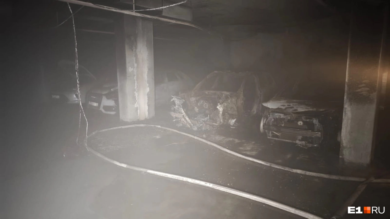 Появилось видео с поджигателем, который уничтожил десять машин в екатеринбургском паркинге