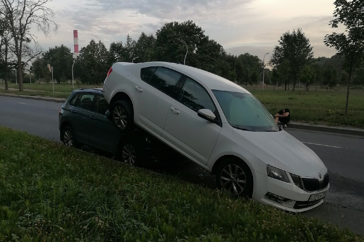 На Бассейной «Солярис» загнал легковушку на чужую крышу. ДТП попало на  видео | 26.08.2023 | Санкт-Петербург - БезФормата