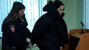 На руки сибирячке, которая выбросила ребенка, надели наручники в зале суда — видео