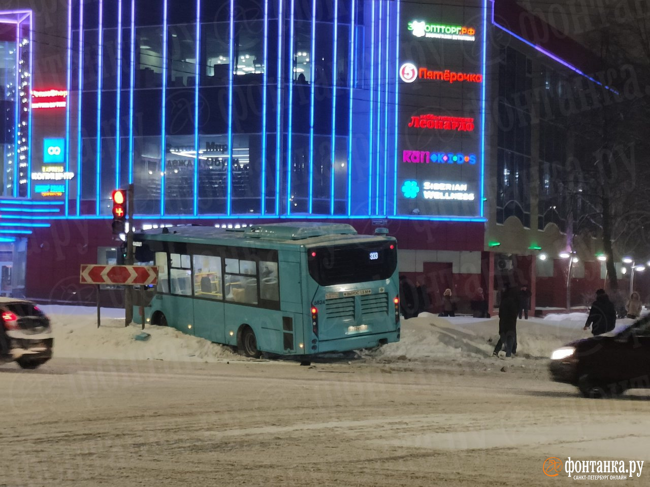 У метро «Ленинский проспект» автобус с пассажирами вылетел с дороги. На  место прибыла скорая | 19.01.2024 | Санкт-Петербург - БезФормата