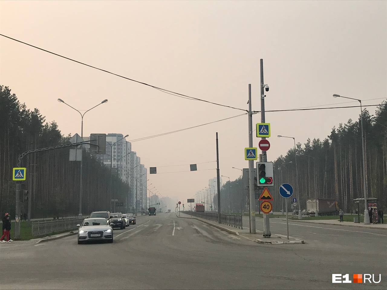 «В горле сушит и постоянно хочется пить»: Екатеринбург утонул в едком смоге