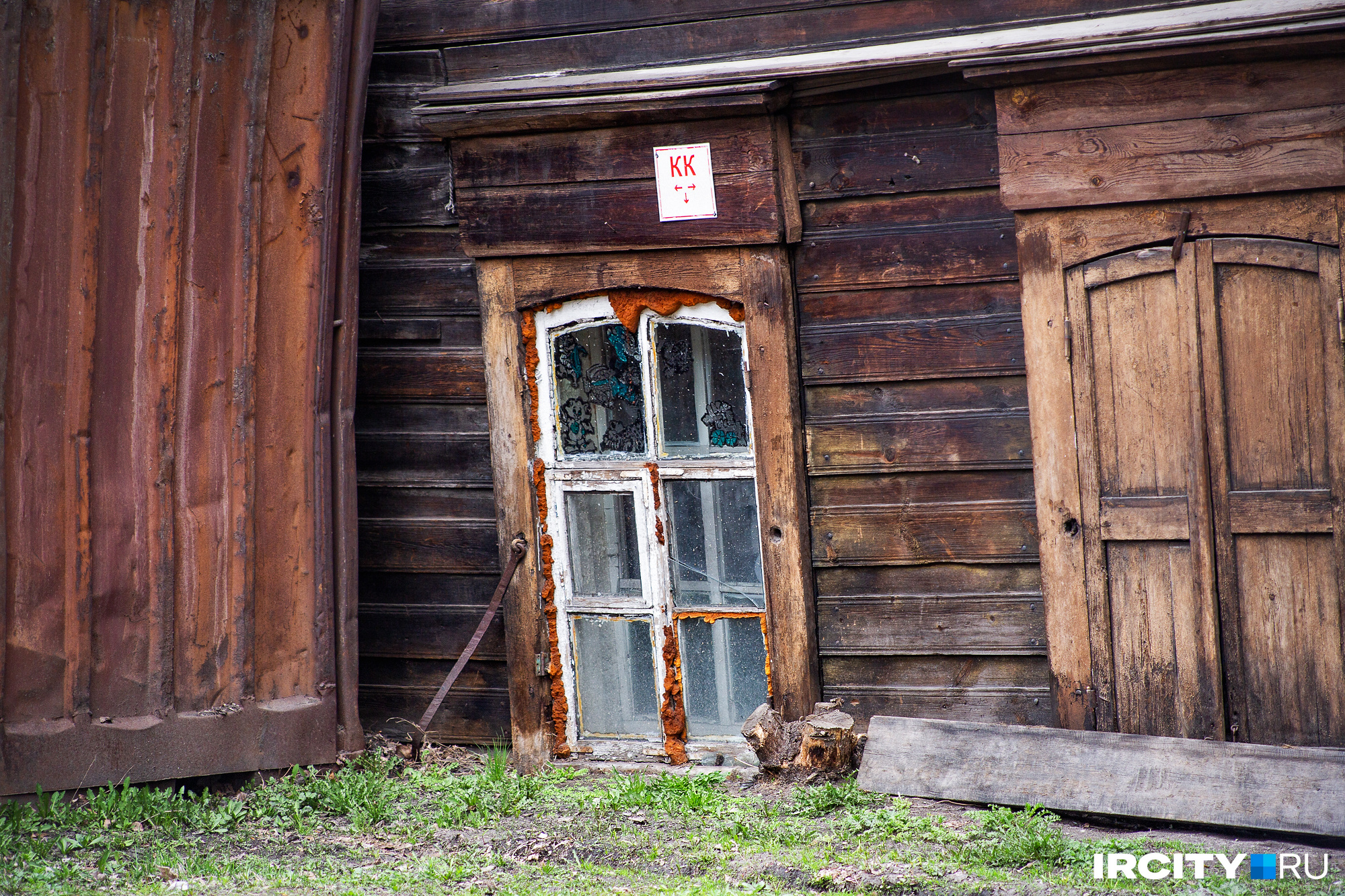 Как и многие деревянные дома Иркутска, эта парочка тоже постепенно уходит под землю