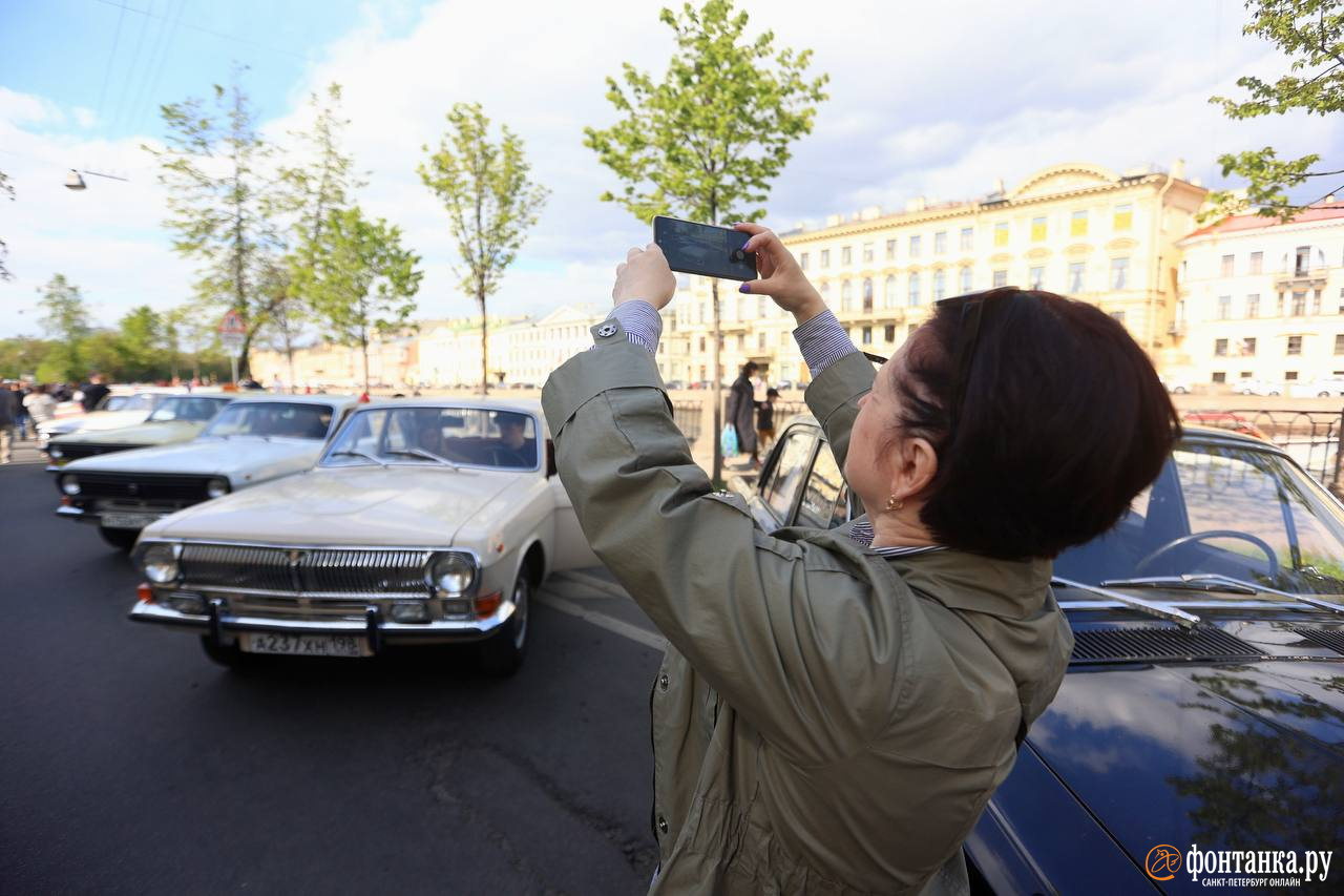 Машина времени» в центре Петербурга. Смотрите, как люди радуются друзьям из  прошлого | 20.05.2023 | Санкт-Петербург - БезФормата