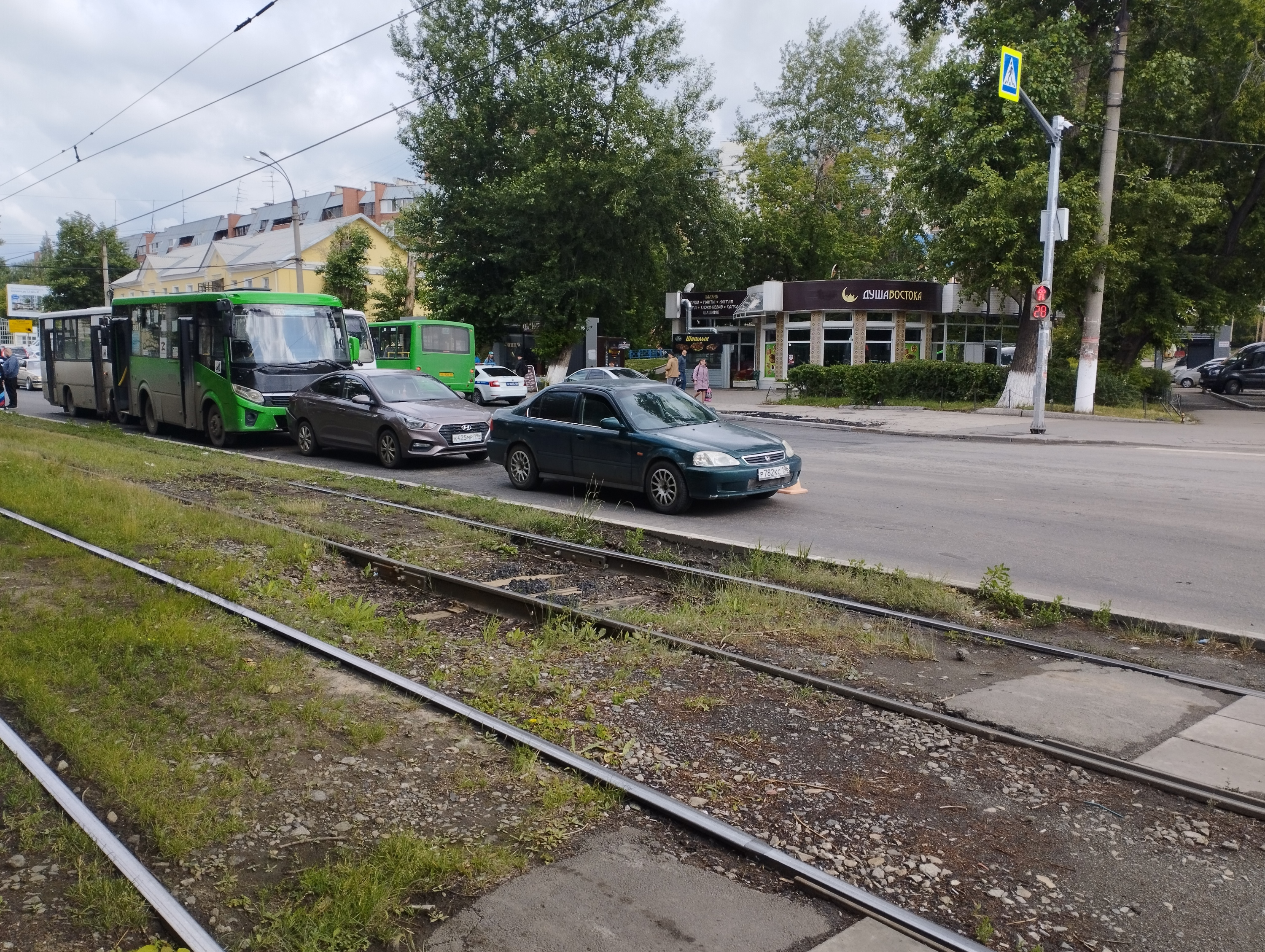 В Екатеринбурге столкнулись два автобуса и две легковушки. В массовом ДТП пострадали пять человек