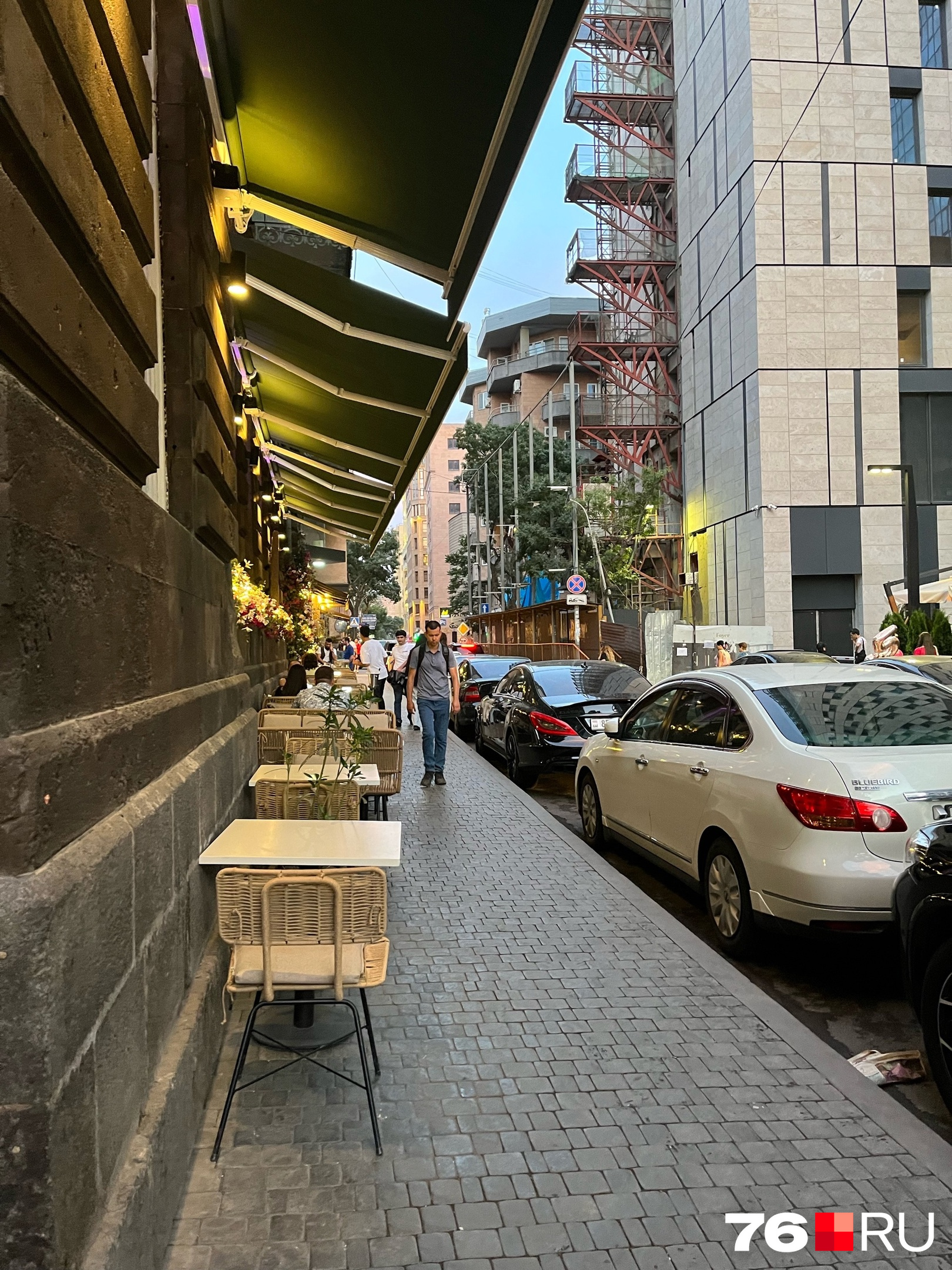 В Ереване старого города нет. Застройка центра монументальная. Много уличных кафе, правда, вид портят запаркованные улицы