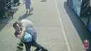 Воткнул в спину и сбежал: в Волгограде ударили ножом пассажира автобуса — видео