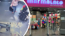 Сибирячка не заметила прозрачную стену магазина Marmalato и разбила себе лицо — видео, как она пыталась выйти