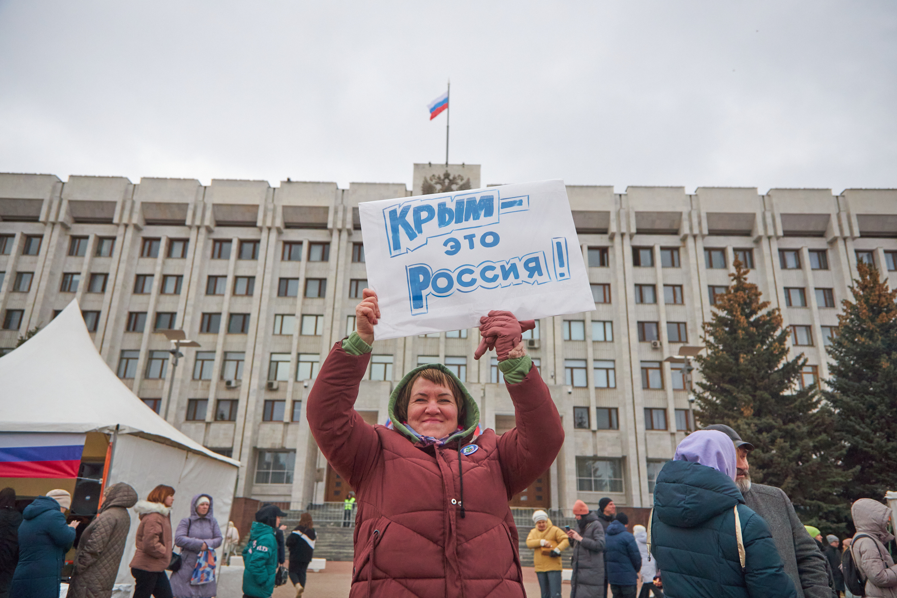 Ближе к полудню площадь Славы заполнялась людьми Ближе к полудню площадь Славы заполнялась людьми
