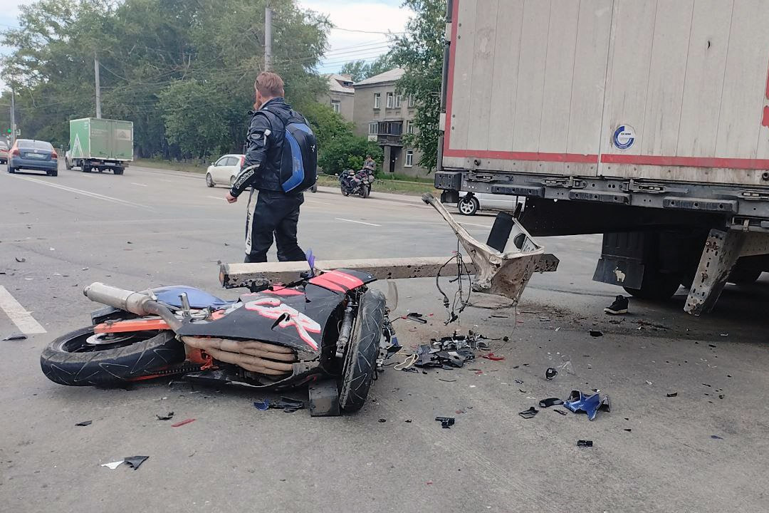 Видео: эпичная авария фуры с виноградом чудом обошлась без жертв