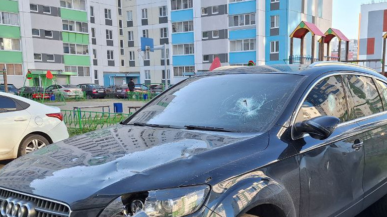 Трое в масках топорами разбили Audi Q7 в Челябинске