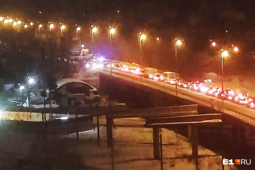 Весь мост забит машинами! На выезде из Екатеринбурга вдруг скопилась длинная пробка