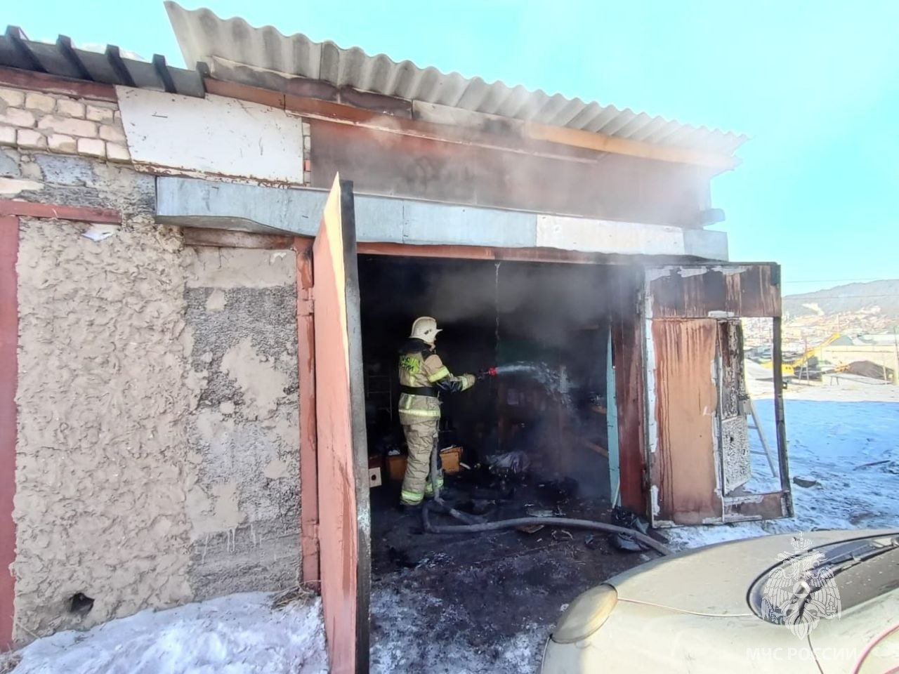 Житель Читы обгорел, когда пытался потушить собственный гараж