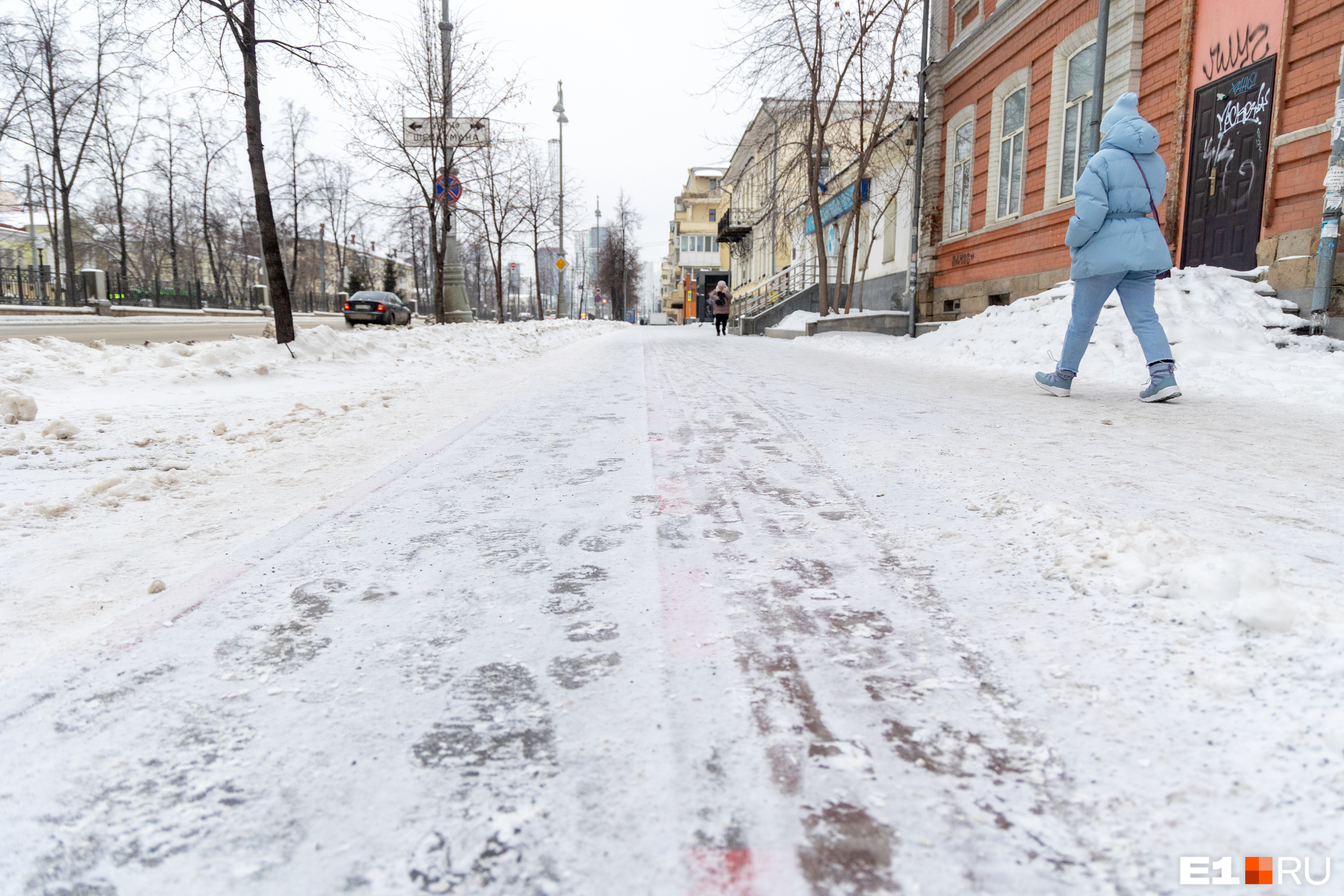 Из дома выходить опасно! Улицы в Екатеринбурге покрылись ледяной коркой