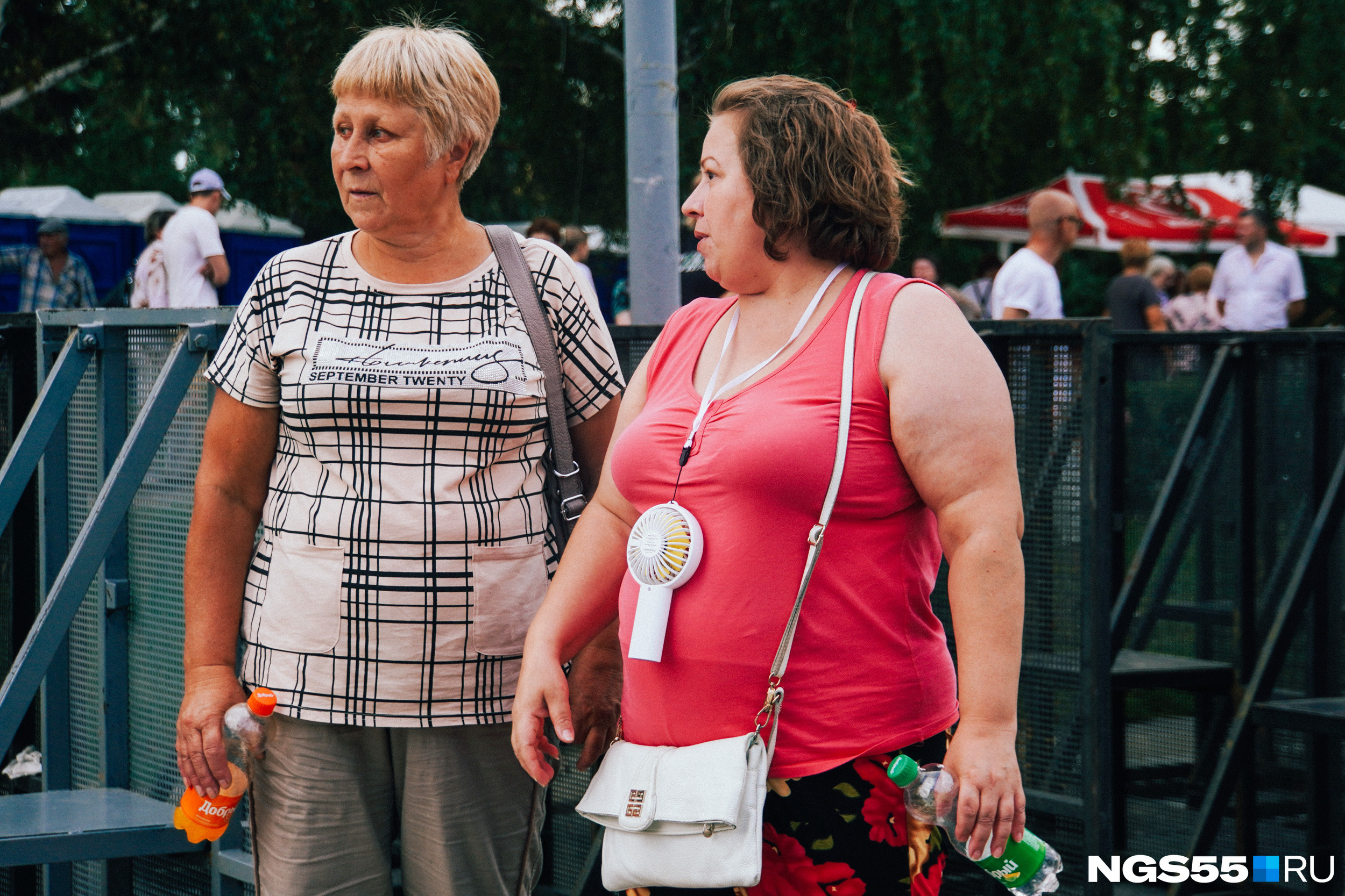 Женщина пришла с классным аксессуаром, который спасает от жары Женщина пришла с классным аксессуаром, который спасает от жары