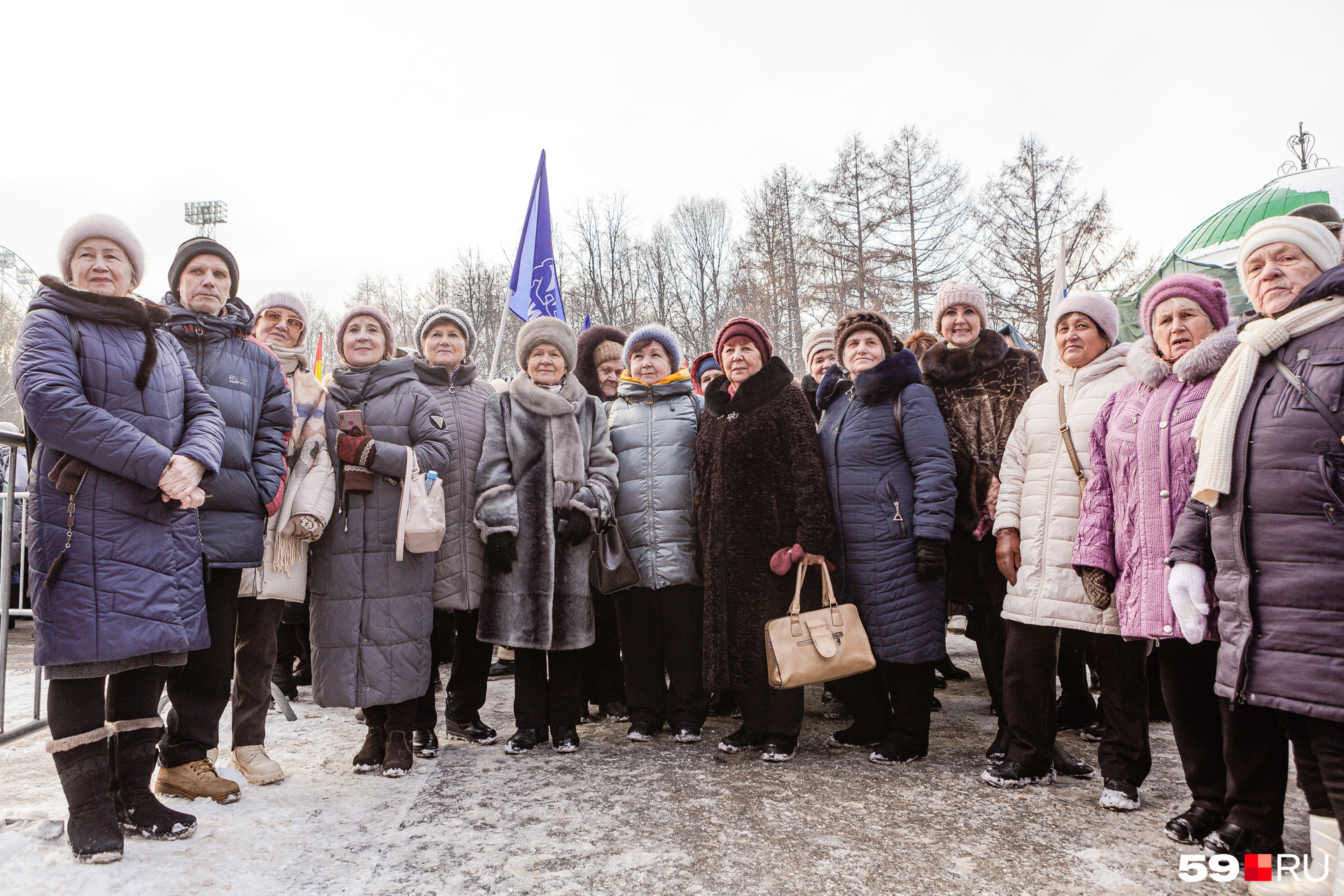 Пожилые люди фотографиорвались на память Пожилые люди фотографиорвались на память