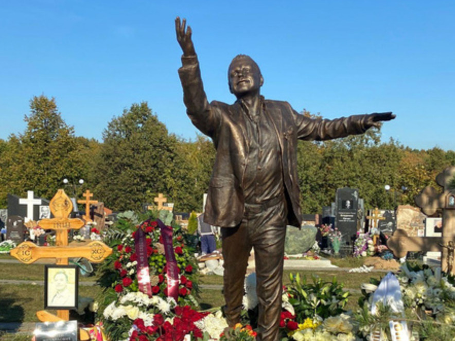 В Москве открыли памятник Борису Моисееву. Элтон Джон прислал венок
