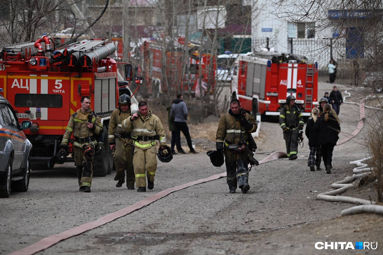 Пожарные вынесли газовые баллоны из горящего склада в Чите
