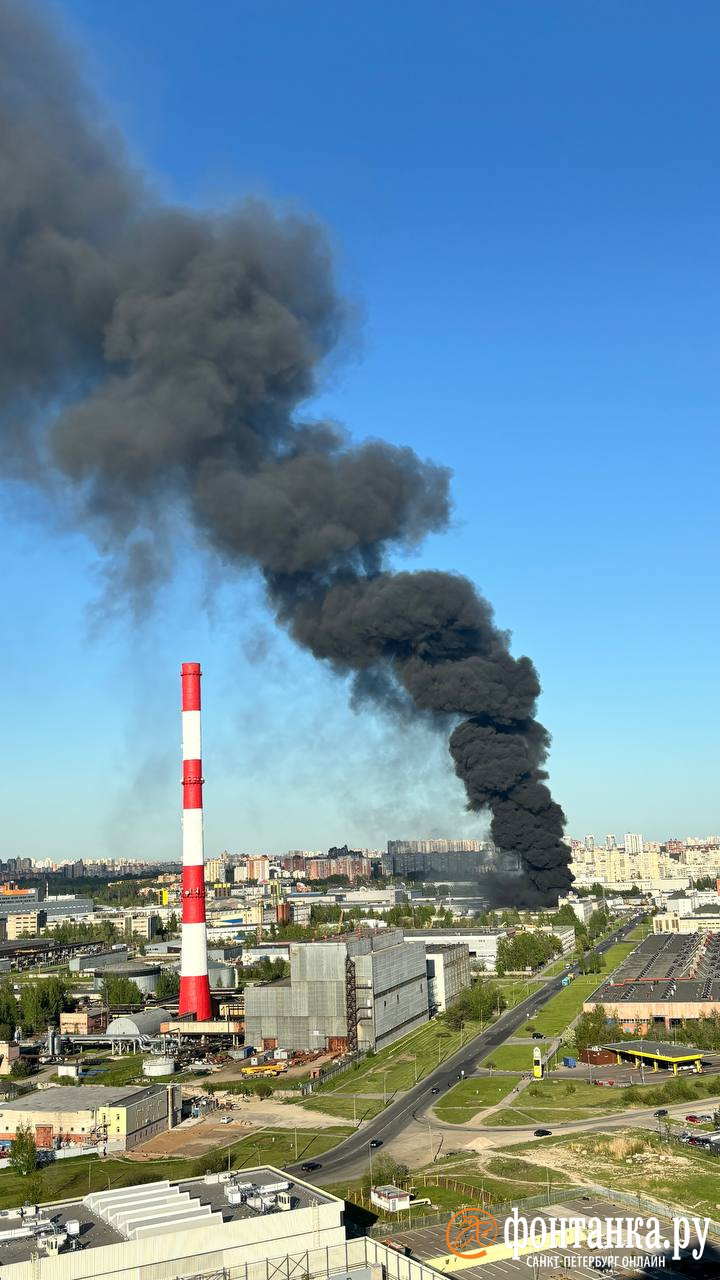 В Приморском районе горит промышленное здание. Дым видит полгорода
