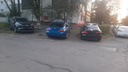 «Я паркуюсь как чудак»: житель Самарской области устроил «автосалон» во дворе