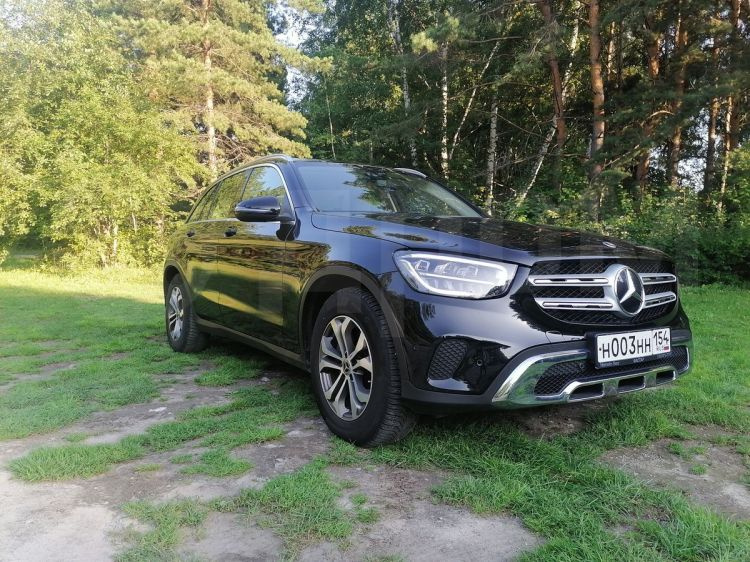 Mercedes видели в автосалоне на продаже Mercedes видели в автосалоне на продаже
