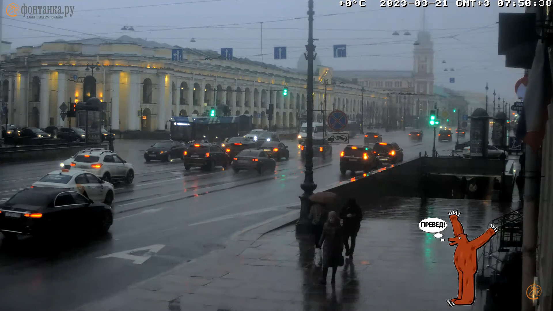 Снег вернулся в Петербург, хотя температура плюсовая. Над нами проходит фронт
