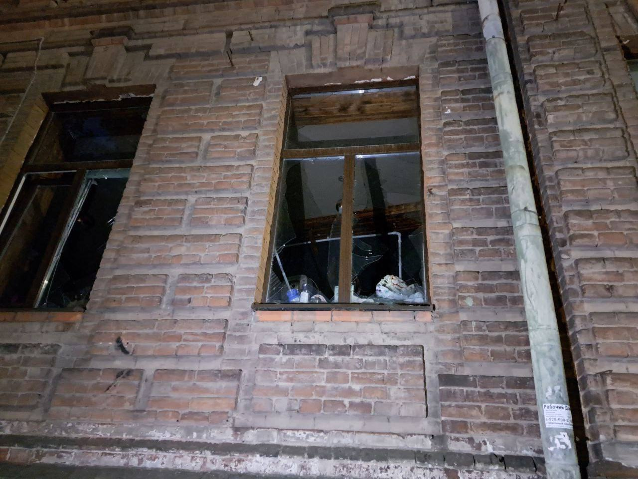 В ближайших зданиях выбило стекла