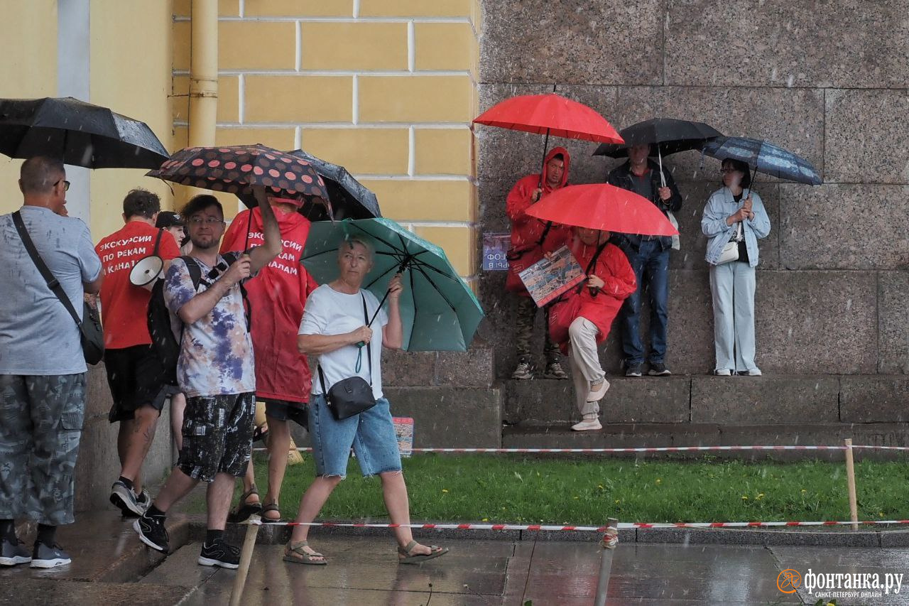 Пыльная буря на Васильевском острове — песок с намыва накрывает набережные и скверы