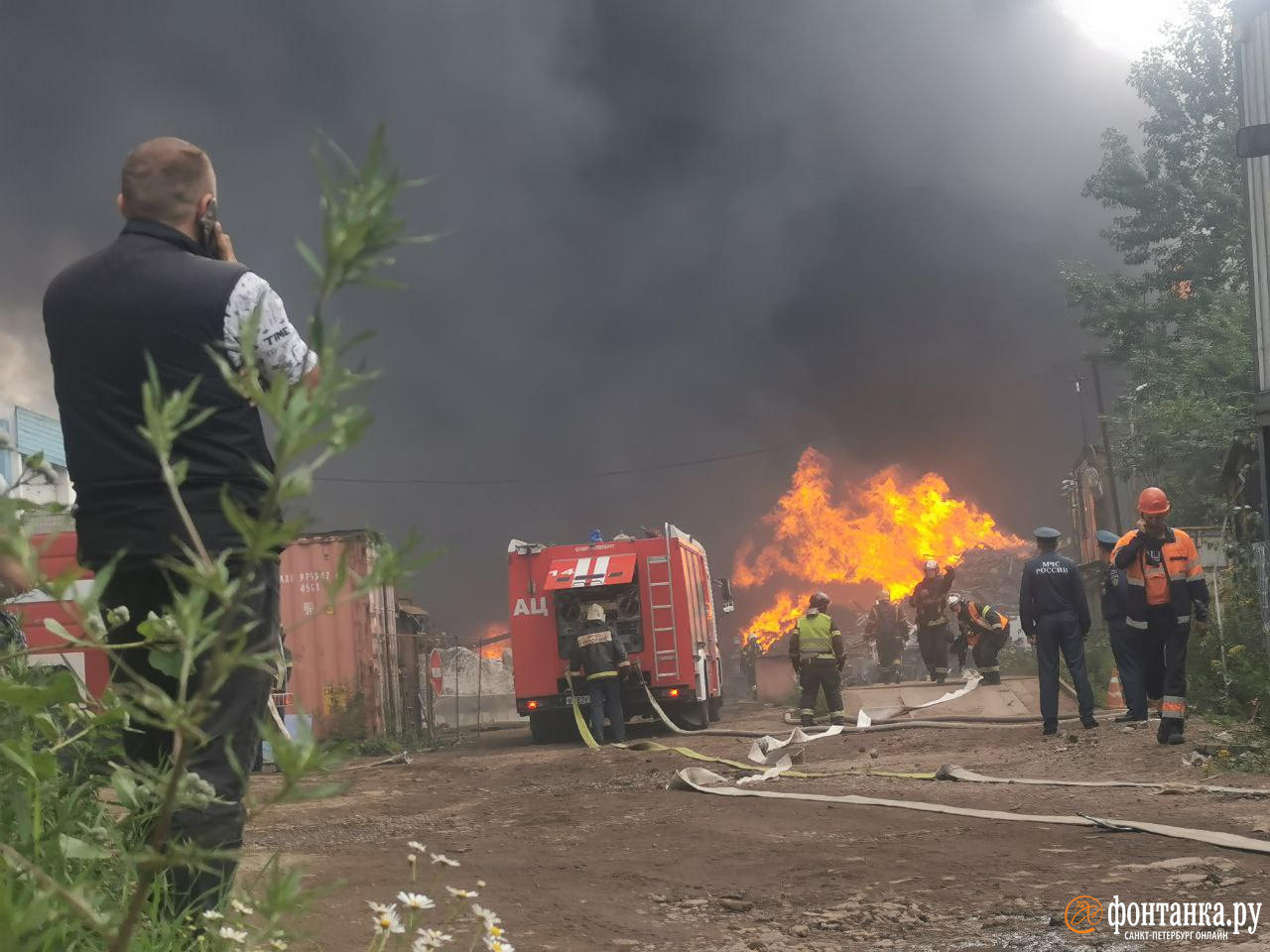 Площадь пожара на Салова выросла вдвое. Посмотрите, как тушат гору покрышек  | 05.07.2023 | Санкт-Петербург - БезФормата