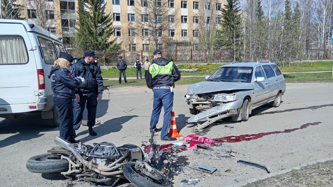 На Урале мотоциклист врезался в легковушку и погиб. Момент ДТП попал на видео