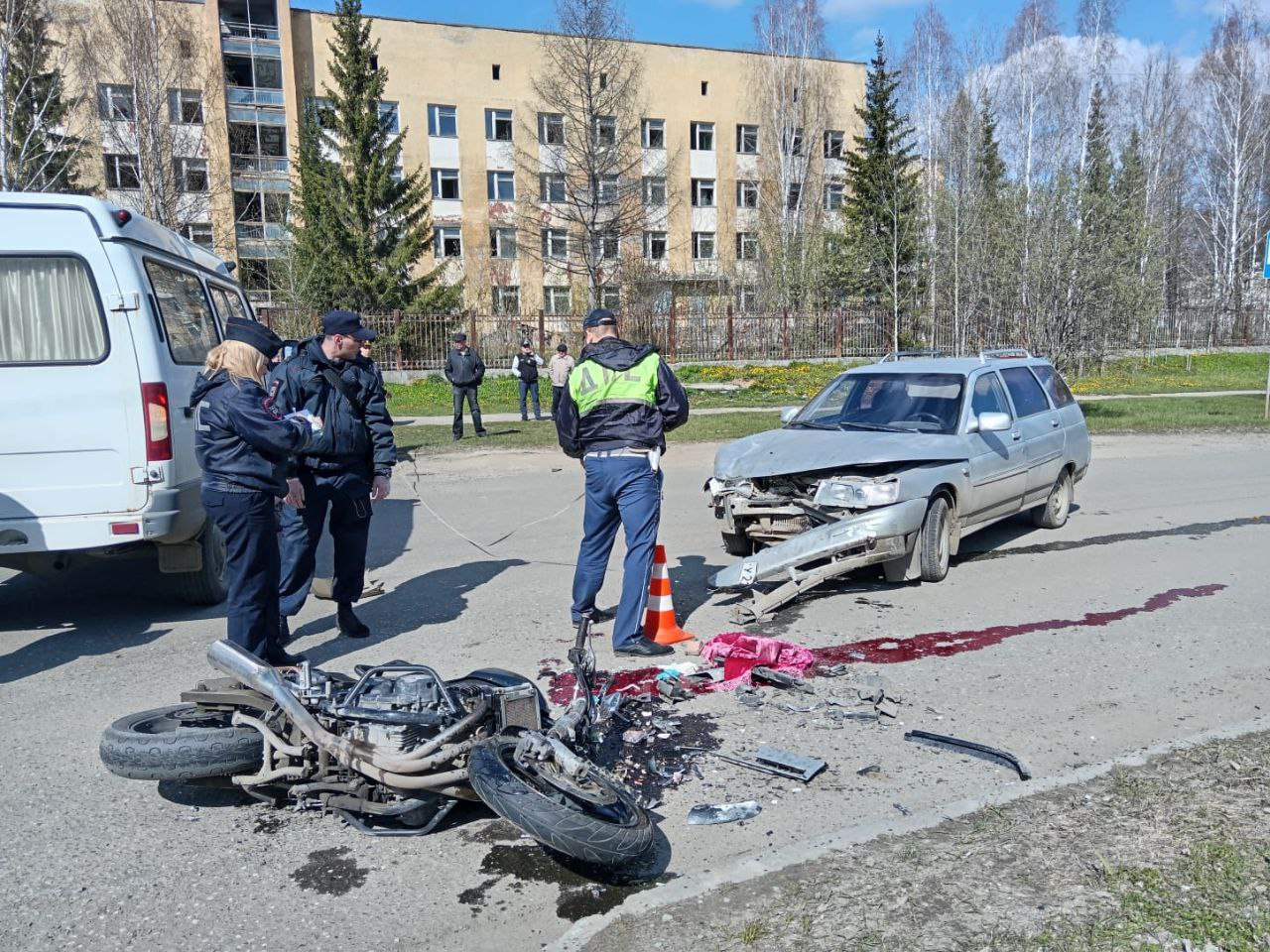 На Урале мотоциклист врезался в легковушку и погиб. Момент ДТП попал на видео