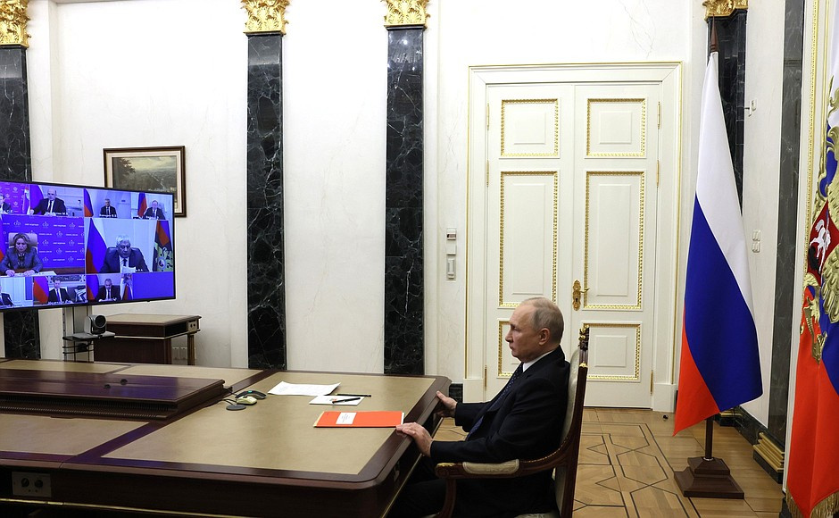 Заседание Совбеза с участием Путина прошло на следующий день после диверсии под Брянском. Кремль <a href="https://v1.ru/text/politics/2023/03/03/72103877/" class="_ io-leave-page" target="_blank">опубликовал только короткое вступительное слово президента</a>, остальное общение прошло без камер