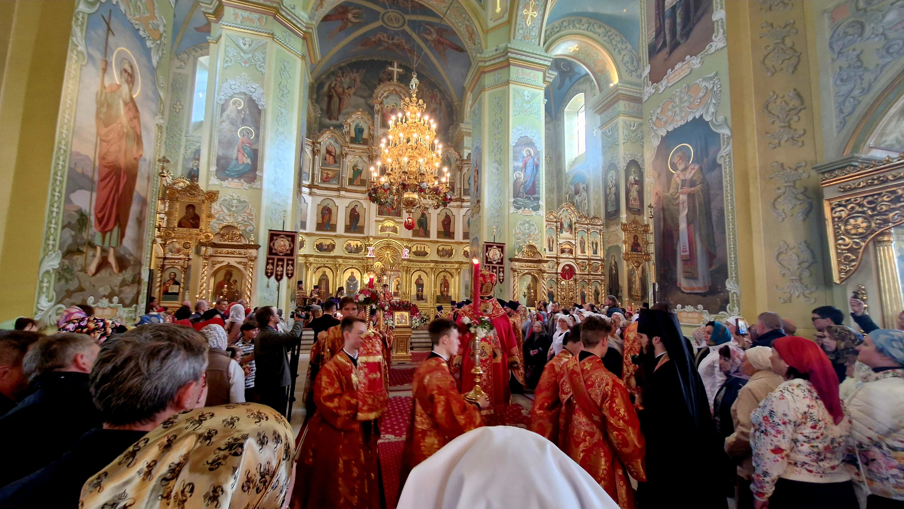 «Посмотрите в интернете»: как саратовские православные встретили пасхальный Благодатный огонь