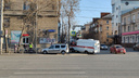 В Челябинске водитель «Лады» снес светофор и сбил пешехода на тротуаре