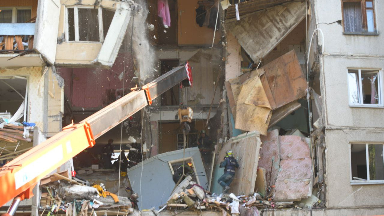 Плитами придавило спасателей. Публикуем видео момента обрушения дома в Балашихе, в котором произошел взрыв